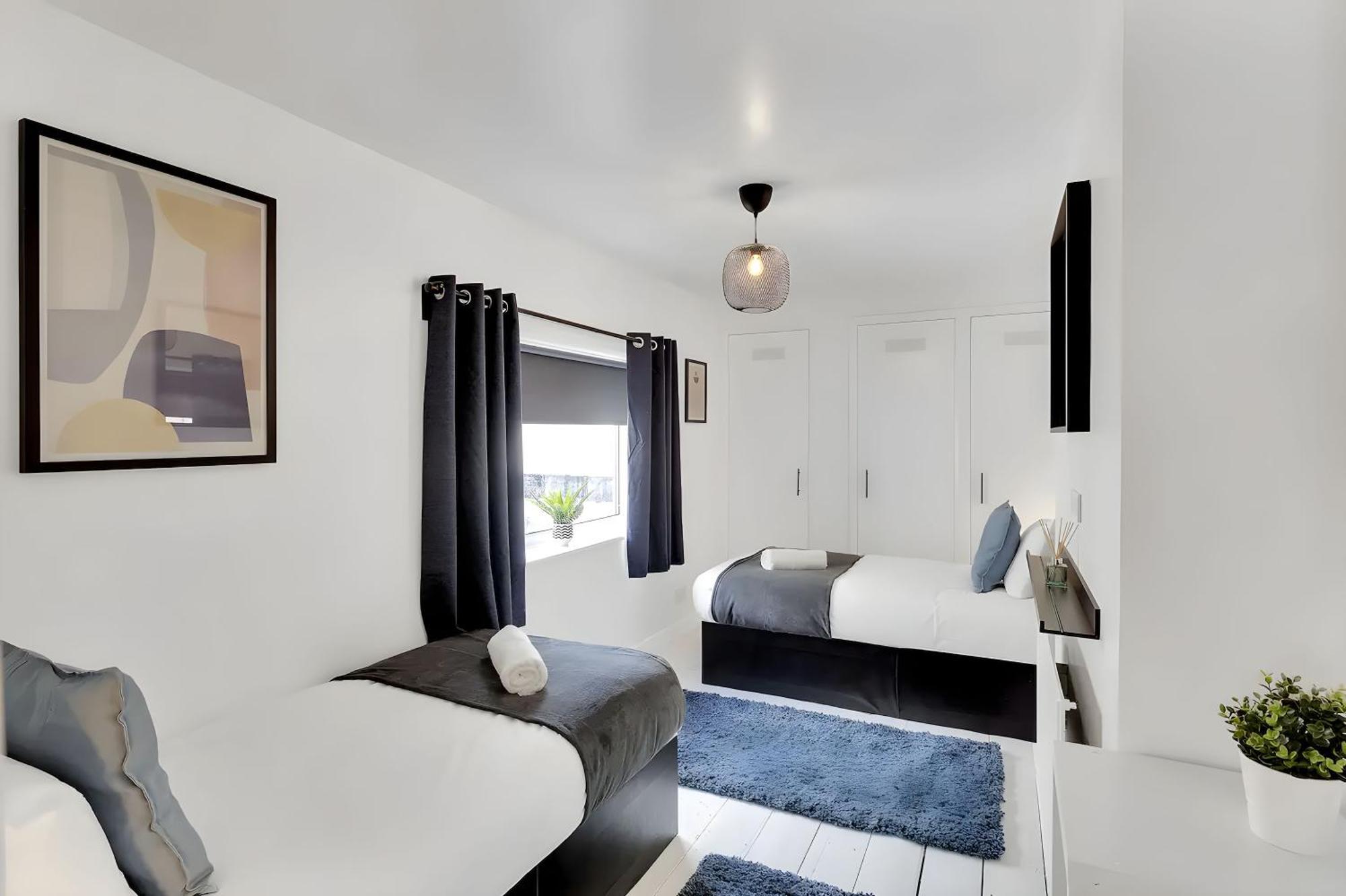 City Centre 2 Bedroom Apt - Free Parking - Wifi - Smart Tv 普里茅斯 外观 照片