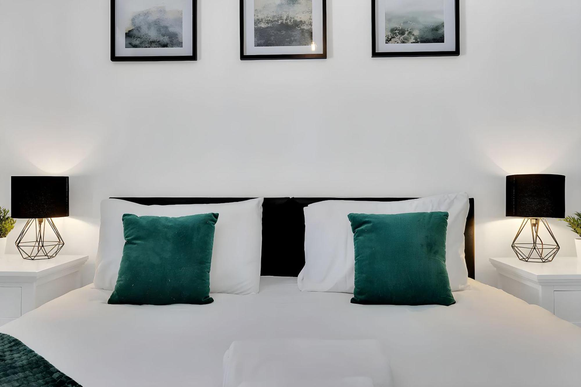City Centre 2 Bedroom Apt - Free Parking - Wifi - Smart Tv 普里茅斯 外观 照片