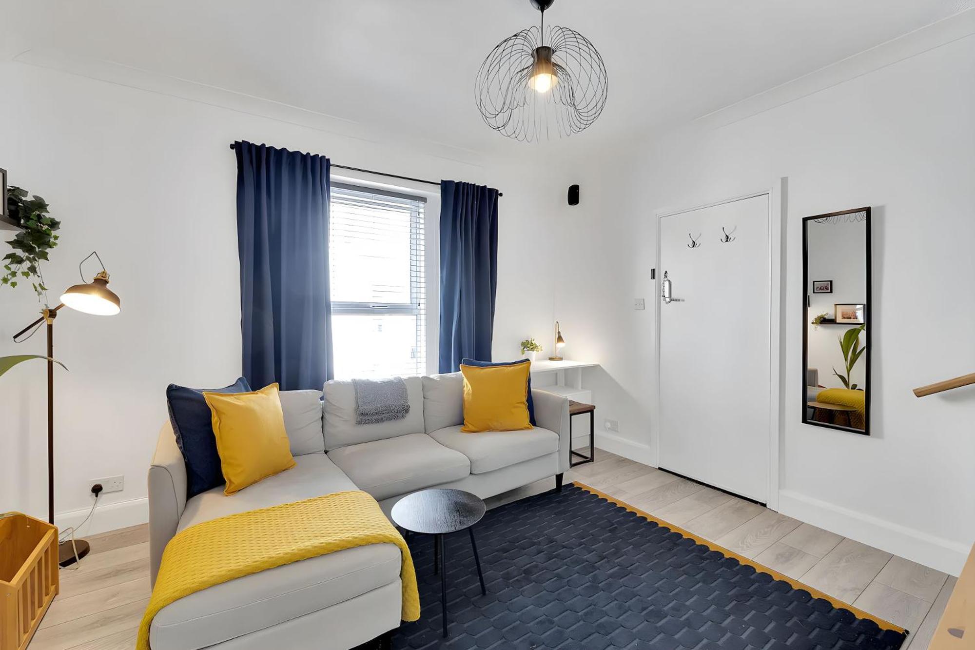 City Centre 2 Bedroom Apt - Free Parking - Wifi - Smart Tv 普里茅斯 外观 照片