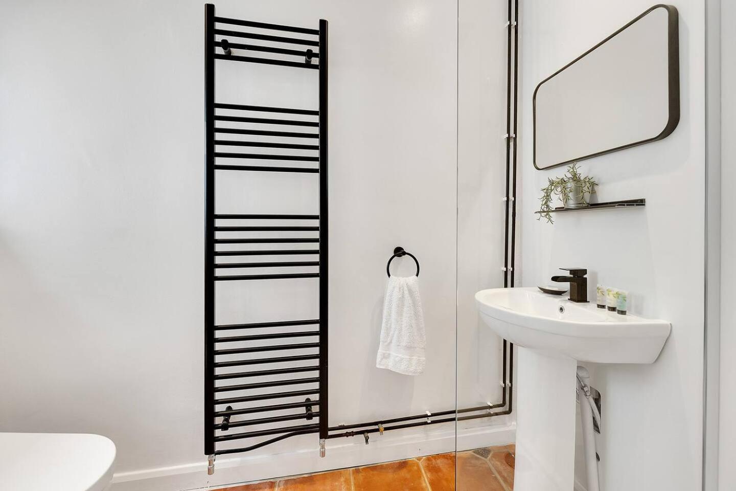 City Centre 2 Bedroom Apt - Free Parking - Wifi - Smart Tv 普里茅斯 外观 照片