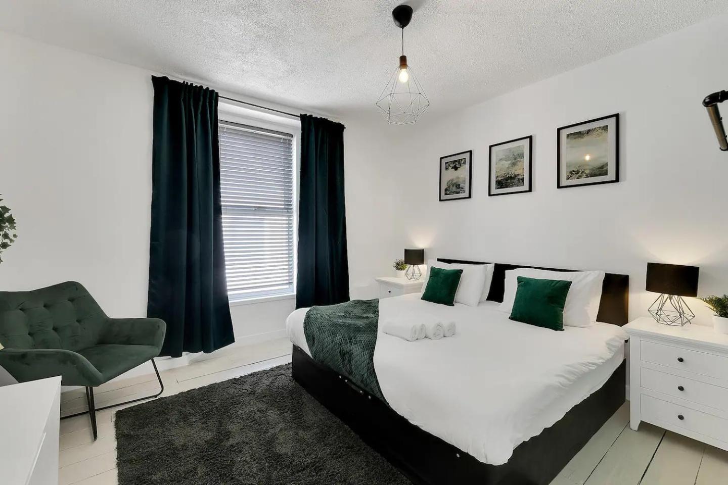 City Centre 2 Bedroom Apt - Free Parking - Wifi - Smart Tv 普里茅斯 外观 照片