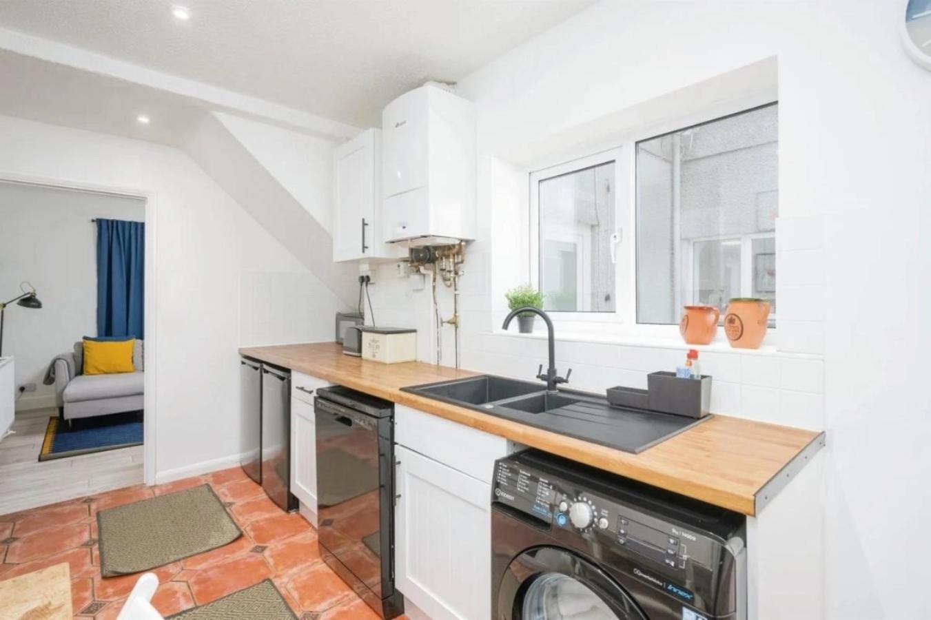 City Centre 2 Bedroom Apt - Free Parking - Wifi - Smart Tv 普里茅斯 外观 照片