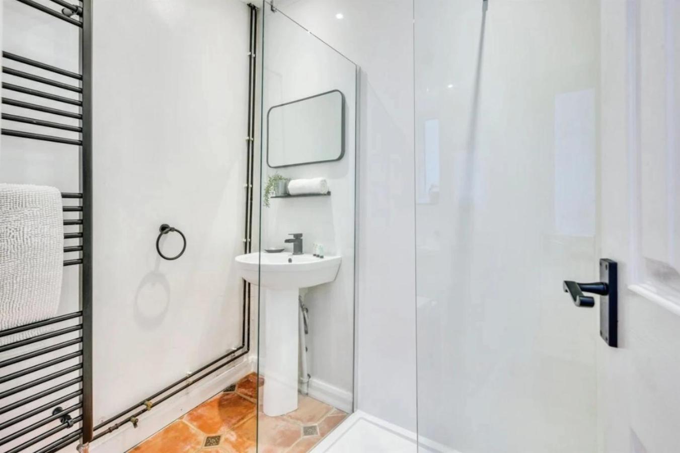 City Centre 2 Bedroom Apt - Free Parking - Wifi - Smart Tv 普里茅斯 外观 照片