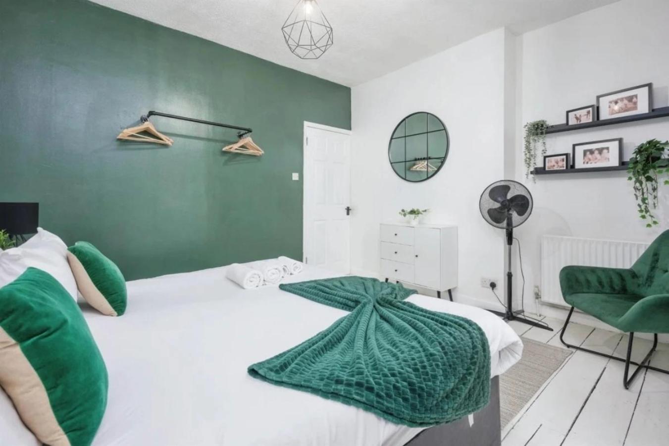 City Centre 2 Bedroom Apt - Free Parking - Wifi - Smart Tv 普里茅斯 外观 照片
