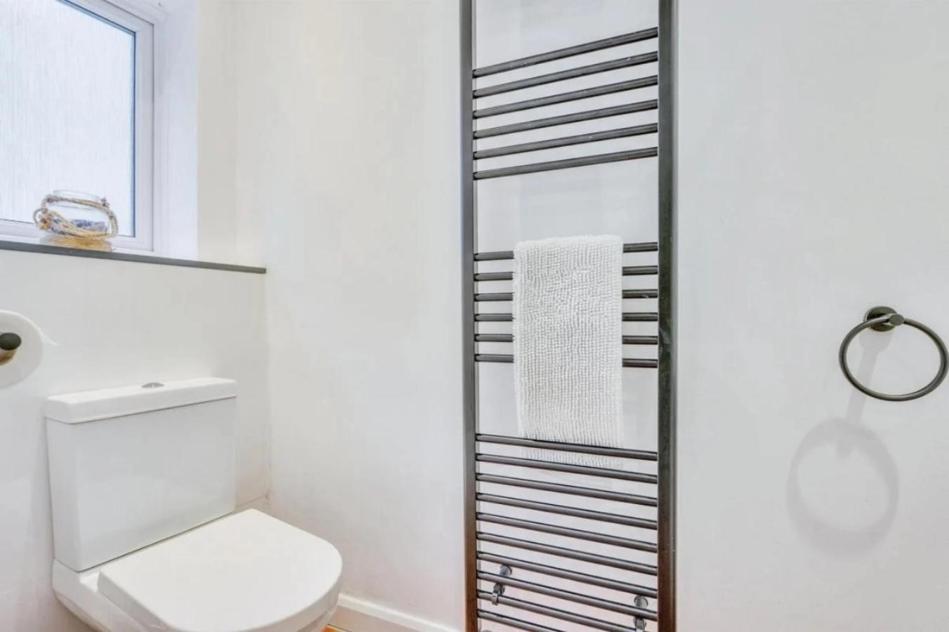 City Centre 2 Bedroom Apt - Free Parking - Wifi - Smart Tv 普里茅斯 外观 照片