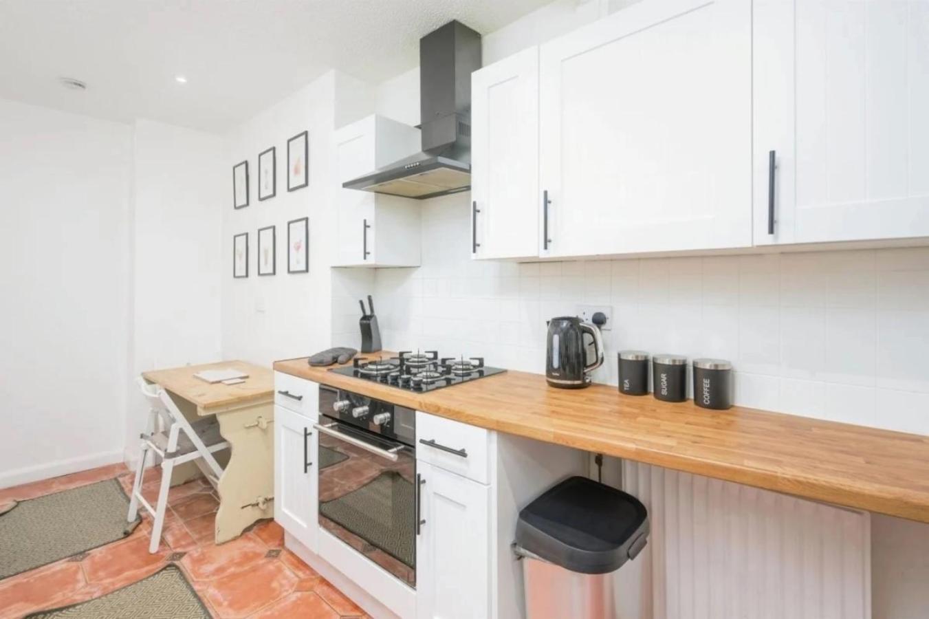 City Centre 2 Bedroom Apt - Free Parking - Wifi - Smart Tv 普里茅斯 外观 照片